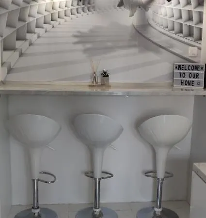 Modern & Cozy 2-bedroom Vacation In *