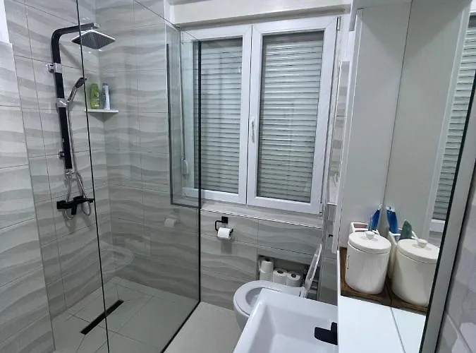 Modern & Cozy 2-bedroom Vacation In アパート サラエヴォ